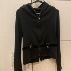 フード付きのセーター