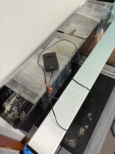 90 45 45アクリル水槽　上部フィルター　ライト付き