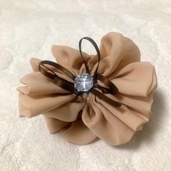 ベージュ系　リボン　ビジュー付き　フリル　ヘアクリップ:ヘアアクセサリー:まとめ髪用の画像