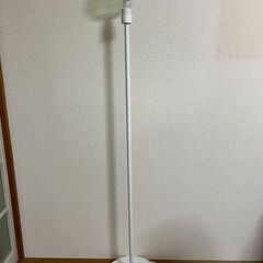 【2月まで】IKEA SKAFTET スカフテートホワイト、MOLNART モールナルト LED電球 E26 260ルーメン, 楕円形 マルチカラー, 150 mmの画像