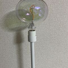【2月まで】IKEA SKAFTET スカフテートホワイト、MOLNART モールナルト LED電球 E26 260ルーメン, 楕円形 マルチカラー, 150 mmの画像