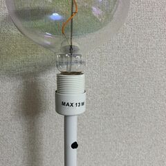 【2月まで】IKEA SKAFTET スカフテートホワイト、MOLNART モールナルト LED電球 E26 260ルーメン, 楕円形 マルチカラー, 150 mmの画像