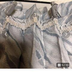 車のカーテンしっかりした素材プリーツできれいです。の画像