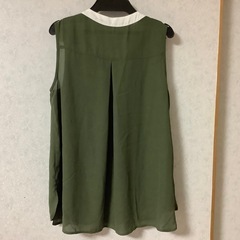 オリーブグリーン ノースリーブシャツの画像