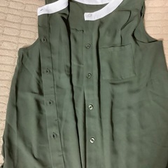 オリーブグリーン ノースリーブシャツの画像