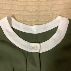 オリーブグリーン ノースリーブシャツの画像
