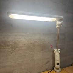 学習机と椅子と本棚の画像