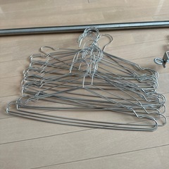 KUENTAI(空縁隊) ステンレスハンガー20本、無印良品洗濯物干し、伸縮物干し竿セット の画像