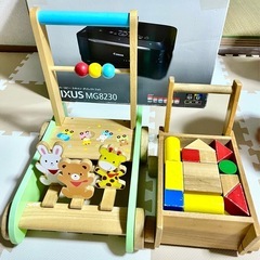 歩行器とおもちゃの車の画像