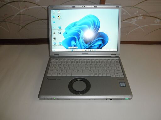 panasonic のノートPC(軽量909g)です。