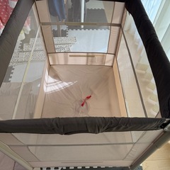 折り畳み式ベビーベッドの画像