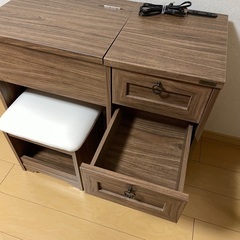 ドレッサー/ブラウン木目/鏡付き/椅子あり/コンセント付きの画像