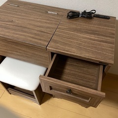 ドレッサー/ブラウン木目/鏡付き/椅子あり/コンセント付きの画像
