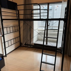 メタルパイプのロフトベッド