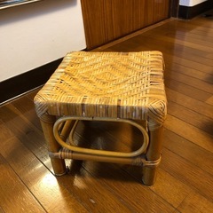 古い藤椅子