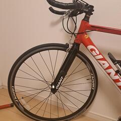 赤のGIANT、自転車ラック、備品セットの画像
