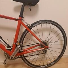 赤のGIANT、自転車ラック、備品セットの画像