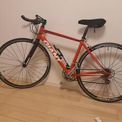 赤のGIANT、自転車ラック、備品セットの画像