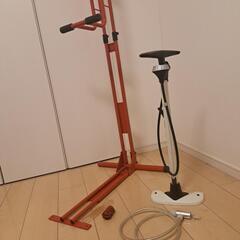 赤のGIANT、自転車ラック、備品セットの画像