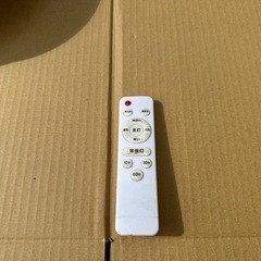 6畳サイズ　コンパクトなシーリングライト3つ　の画像