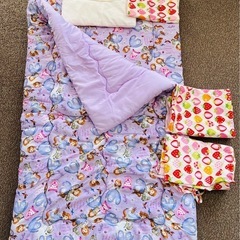 子ども用布団・枕セット ソフィア柄67cm x 120cm&イチゴ柄シーツ付きの画像