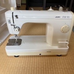 JUKI ミシンとロックミシンの画像