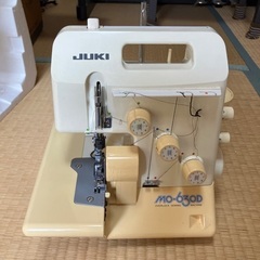 JUKI ミシンとロックミシンの画像
