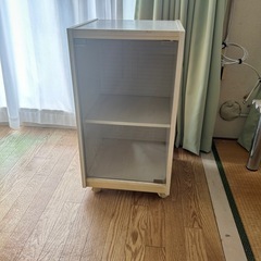 白いガラス扉棚（2月16日まで）