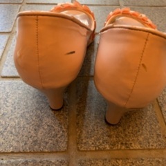 ビジュー付きオープントゥパンプスの画像