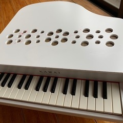 KAWAI ピアノ　ホワイトの画像