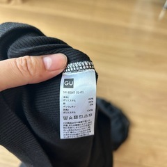 GU ジーユー　半袖　トップス　ブラック　黒　パフ　きれいめ　シンプル　無地の画像