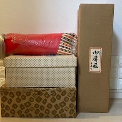 【売買済】【中古】ひな人形用お飾りセット（金屏風✖️2、ぼんぼりセット、台座✖️2、敷物）の画像