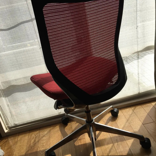 オカムラ　バロンチェア　レッド