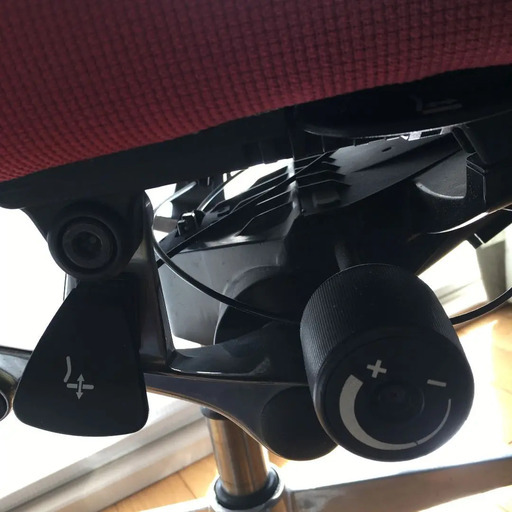 オカムラ　バロンチェア　レッド