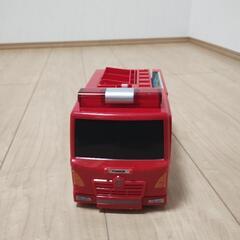 値下げ!　20%OFF【おもちゃ　消防車】トミカ ぴゅぴゅっと消火!おしごと変形消防署の画像