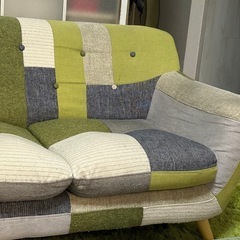 パッチワークのソファーの画像