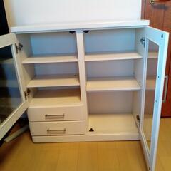 ガラス扉付き収納棚の画像