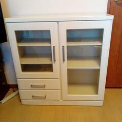 ガラス扉付き収納棚