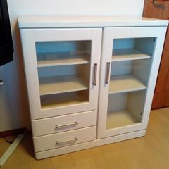 ガラス扉付き収納棚の画像