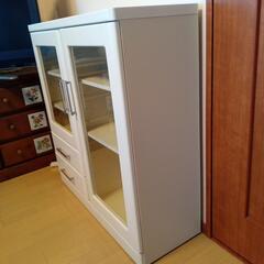 ガラス扉付き収納棚の画像