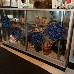 昭和レトロ　ガラスキャビネット 青と黒の花模様