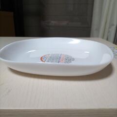 未使用品の食器、四角いお皿です。

サイズ：縦横　約18センチ角
　　　　深さ　約２.8センチ

ヤマザキパンまの画像