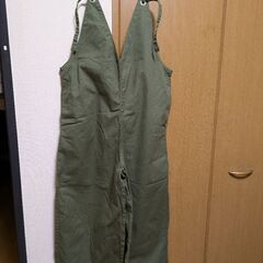 オリーブ色のサロペット