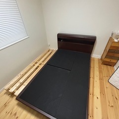 ベッド(マットレス+フレーム)クイーンサイズの画像