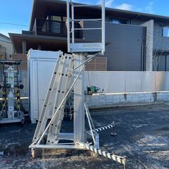 ① ハシゴリフト 4.6M　高所作業車　アップスター　高所作業台　手押し式　リフター　リフト　伸縮　ハシゴ　ローリングタワー 梯子 TL65-3の画像