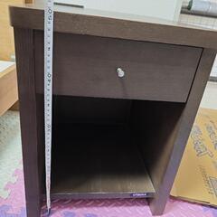 ベッドサイドテーブル