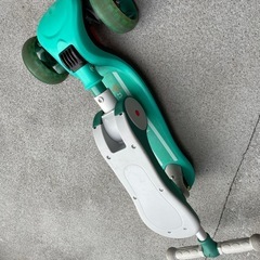 三輪キックボードの画像