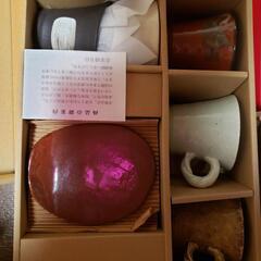 陶器のコップとお皿です。の画像