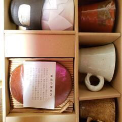 陶器のコップとお皿です。