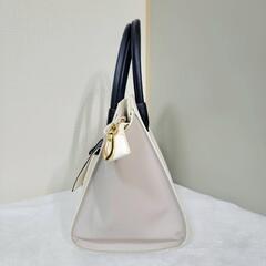 UNTITLEDのハンドバッグの画像